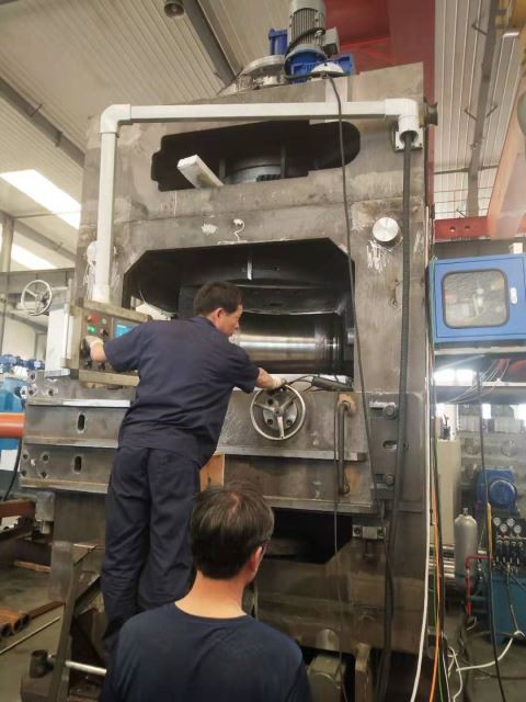 2 máy cán thẳng cho thanh thép CrMo